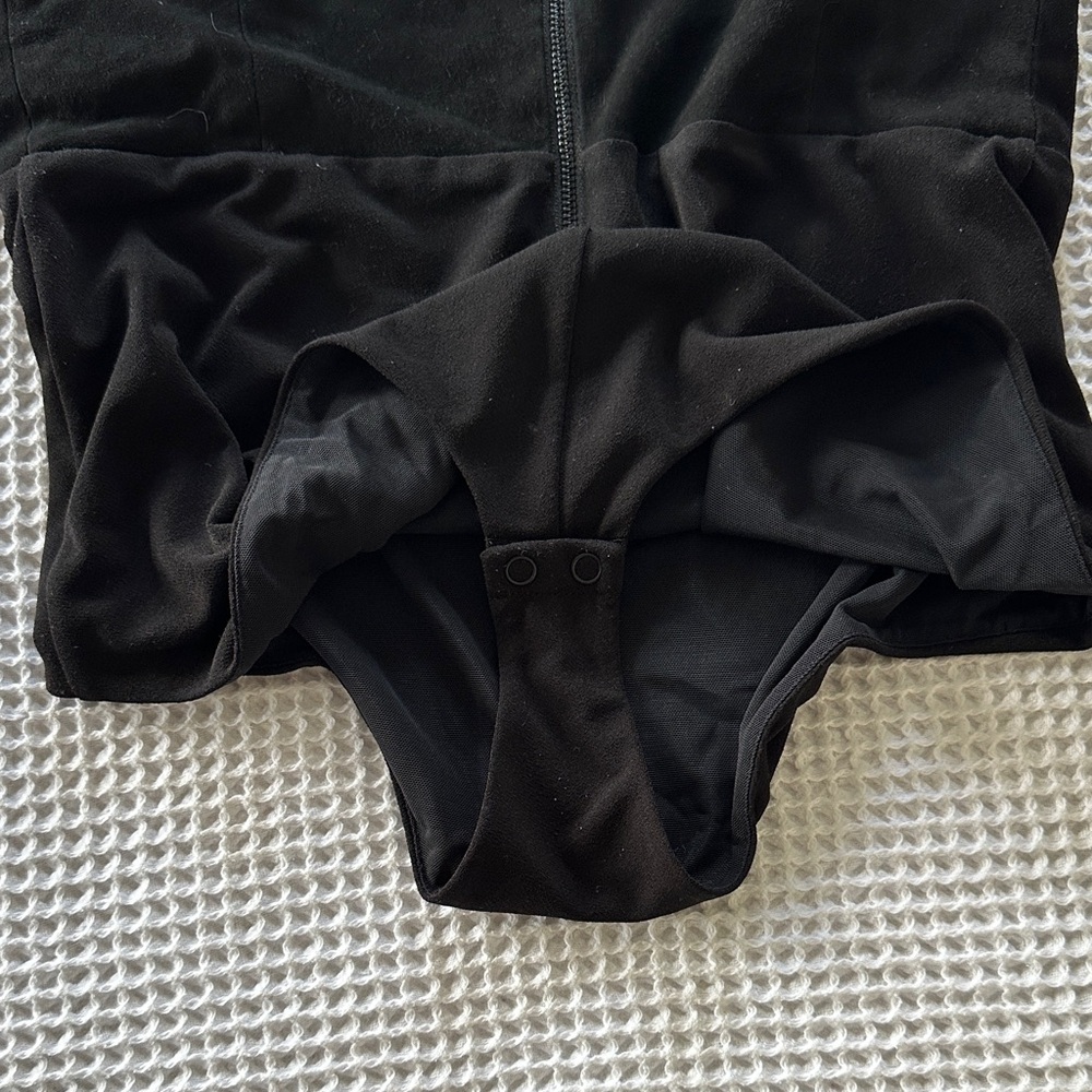 Alice + Olivia Black V-Neck Bodysuit - Picture 7 of 7